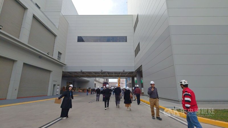 嘉義縣長翁章梁23日說,台灣積體電路製造股份有限公司設先進封測廠(圖)帶動嘉義縣新市鎮發展,提供嘉義子弟回家就業機會。中央社記者蔡智明攝 115年1月23日