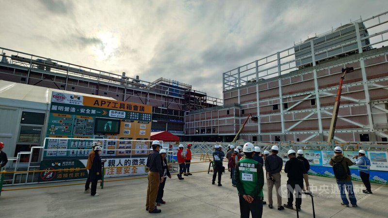 台灣積體電路製造股份有限公司公告嘉義先進封測7廠第1期廠房2025年底開始進機,第2期廠房建廠中(圖)。嘉義縣政府說,2座CoWoS先進封裝廠運行後,預計將有超過3000名工程師與技術人員。中央社記者蔡智明攝 115年1月23日