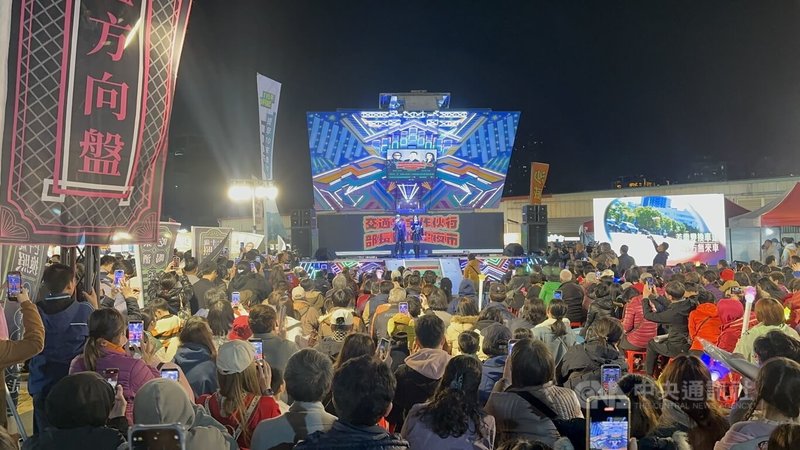 交通部持續宣導高齡換照新制與正確用路觀念，23日晚間在台中大慶夜市舉辦「交通安全作伙行 部長陪你踅夜市開講」活動，吸引大批民眾前往參與。中央社記者趙麗妍攝　115年1月23日