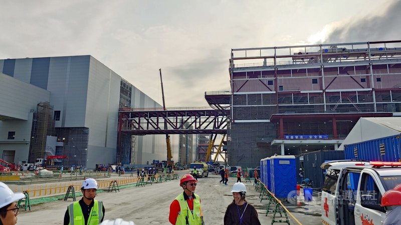 台灣積體電路製造股份有限公司公告嘉義先進封測7廠第1期廠房2025年底開始進機,第2期廠房建廠中,從原本甘蔗園變身高端科技工廠,讓農業縣與高科技相接。中央社記者蔡智明攝 115年1月23日