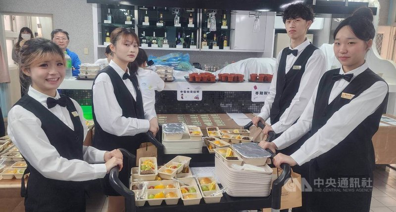 澎湖馬公高中觀光事業科學子23日以登機啟航的「旅程」為主題，展出3年來在觀光領域學習歷程與成果，更精製「飛機餐」分送給在場賓客享用。中央社　115年1月23日