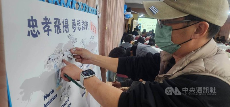 澎湖縣馬公高中觀光事業科畢業成果展23日以「旅程」為主題在校內專科教室展出，各界熱情參與，不少人也在「忠孝飛揚 夢想啟航」留言板上寫下祝福心意。中央社　115年1月23日