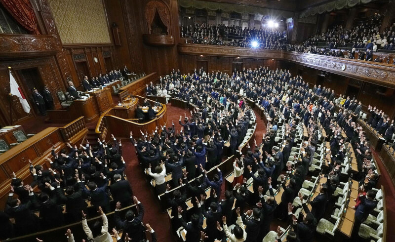 日本首相高市早苗23日正式宣布解散眾議院，議員們雙手高舉呼喊萬歲。（共同社）