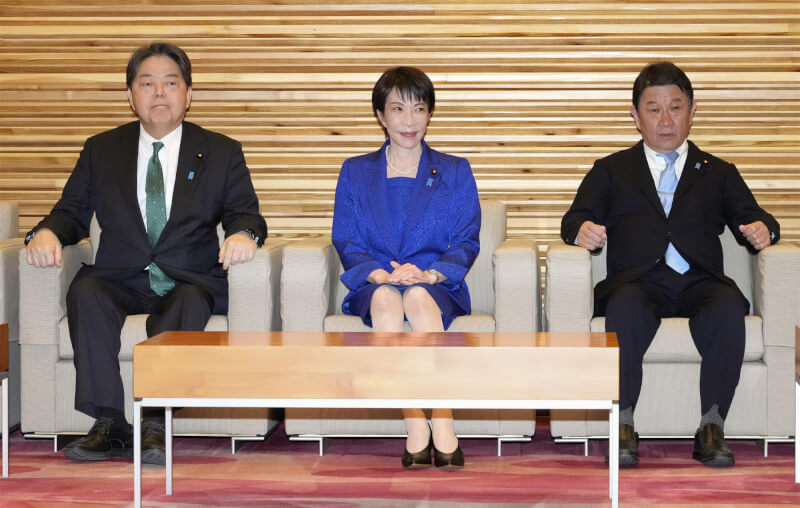 日本政府23日上午9時過後召開內閣會議，圖由左至右為總務大臣林芳正、首相高市早苗、外務大臣茂木敏充。（共同社）