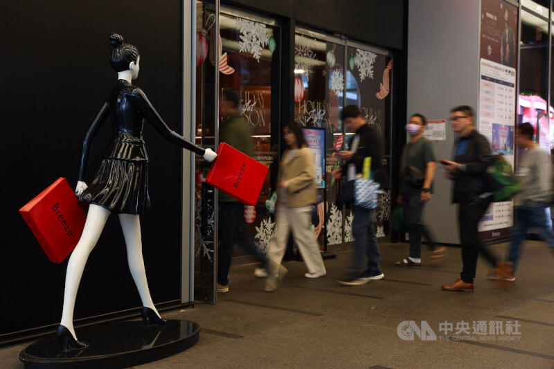 圖為台北信義區一處百貨營業時間一到就吸引不少人潮入內消費。（中央社檔案照片）