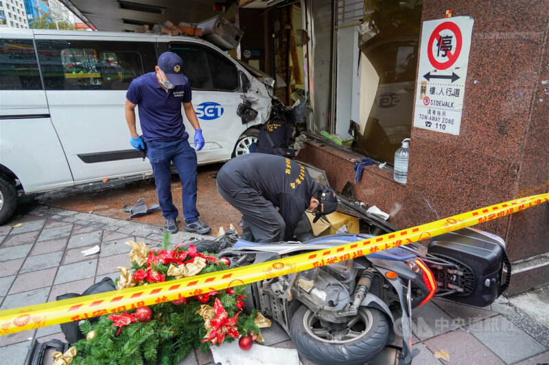三立電視台採訪車23日下午失控撞進台北市中山區的彰化銀行內，車身一度卡在建物口，現場一片狼籍，已知有10人輕重傷，大批警力到場採證調查。中央社記者裴禛攝　115年1月23日