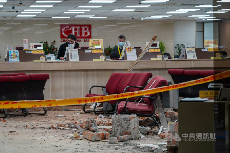台北市中山區南京東路二段的彰化商業銀行吉林分行23日下午遭三立電視採訪車意外衝撞，已知造成10人受傷，銀行內部磚牆殘骸散落，一片凌亂。中央社記者裴禛攝　115年1月23日