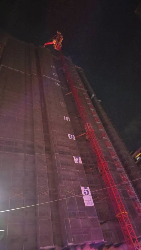 高雄市鼓山區華榮路一處興建中高樓工地23日凌晨發生火警，由於失火點位處26樓高，消防員只能徒步爬上樓在室內布好水線，再由消防車以高壓射水滅火，所幸未釀傷亡。（高雄市消防局提供）中央社記者洪學廣傳真　115年1月23日