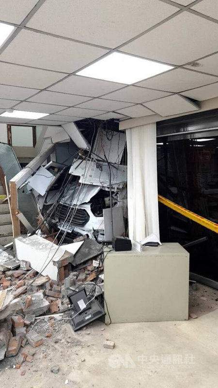 48歲林姓男子23日下午駕駛三立電視台採訪車意外衝撞彰化銀行吉林分行內,造成10人輕重傷。林男初步供稱是恍神釀禍,警方已排除酒駕。(翻攝照片)中央社記者黃麗芸傳真 115年1月23日