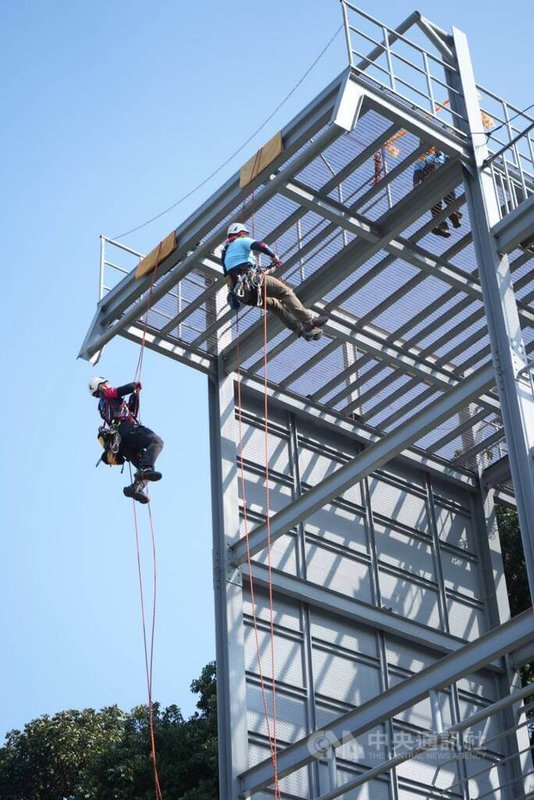 屏東縣政府消防局舉辦為期3天的「繩期」繩索救援國際邀請賽,23日在屏東特搜大隊基地舉行開幕典禮,消防人員示範繩索應用。中央社記者黃郁菁攝 115年1月23日