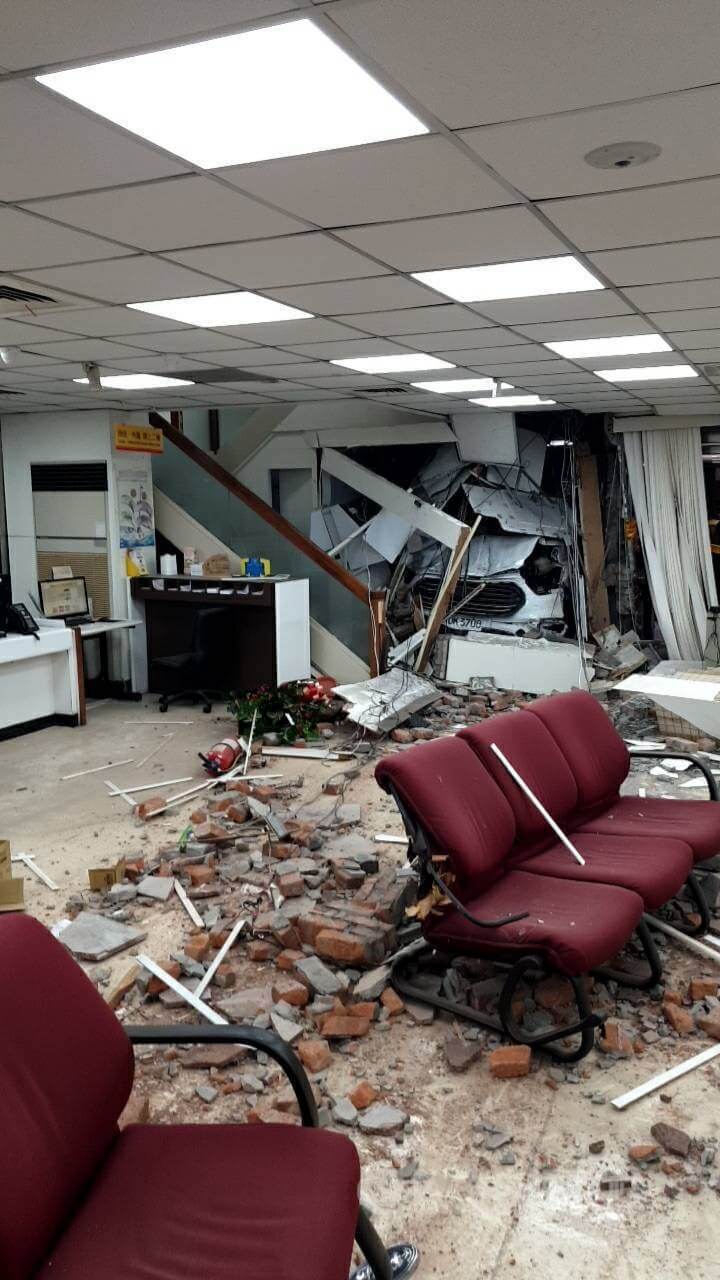 台北市中山區的彰化銀行吉林分行23日下午突遭三立電視台採訪車失控衝撞，整片牆壁直接被撞穿，室內磚塊遍布，滿目瘡痍。（翻攝照片）中央社記者黃麗芸傳真　115年1月23日