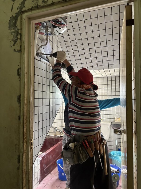 居住在雲林縣的獨居65歲低收入戶黃先生家中無熱水器，長期洗冷水澡，老五老基金會在寒流前為他啟動居家修繕服務，找水電師傅協助安裝熱水器，並同步更新老舊燈具與電源開關。（老五老基金會提供）中央社記者曾以寧傳真　115年1月23日