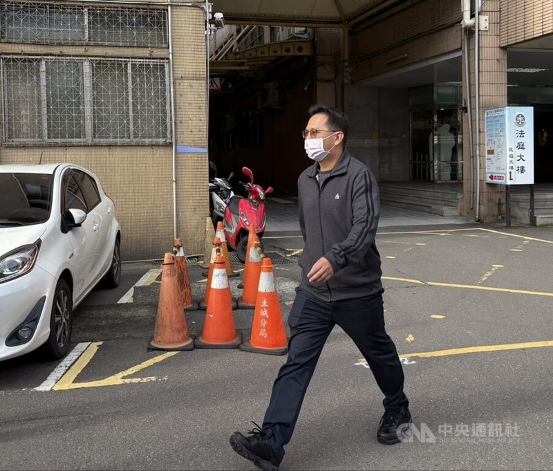 藝人王大陸透過友人找上時任北市刑警大隊偵三隊代理隊長的劉姓男子（圖）查找閃兵案主嫌個資，檢方日前依違反個資法、刑法偽造文書、洩密等罪起訴劉男等人，新北地方法院23日開庭審理，劉男出庭應訊。中央社記者曹亞沿攝　115年1月23日