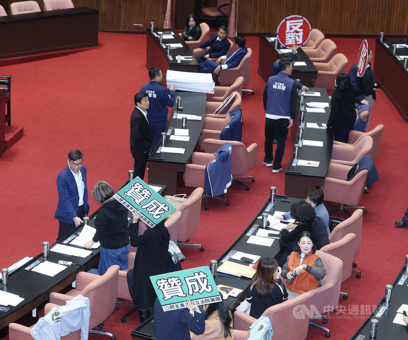 民眾黨立委黃國昌19日出席立法院外交及國防委員會，並攜出列為機密等級資料。民進黨立法院黨團23日向立法院會提案，認定黃國昌涉嫌違反國家機密保護法等，應移送立法院紀律委員會。不過，藍白立委聯手以人數優勢封殺。圖為朝野立委舉牌各自表達立場。中央社記者謝佳璋攝  115年1月23日