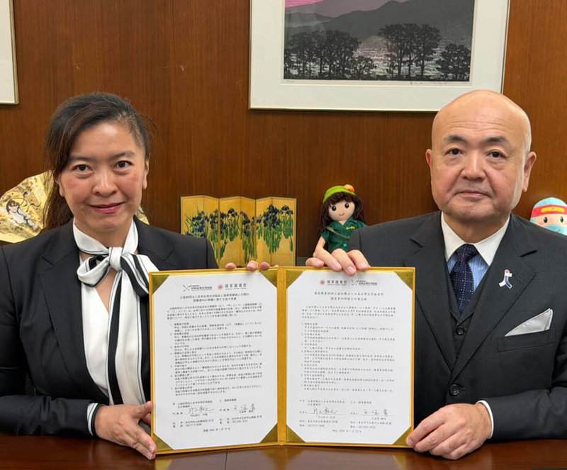 日本台灣交流協會台北事務所22日捐贈3萬餘冊珍貴藏書給國家圖書館，由國家圖書館館長王涵青（左）與日本台灣交流協會代表片山和之（右）共同簽署捐贈備忘錄。（國家圖書館提供）中央社記者邱祖胤傳真　115年1月23日