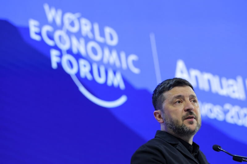 烏克蘭總統澤倫斯基22日在世界經濟論壇發表演說。（路透社）