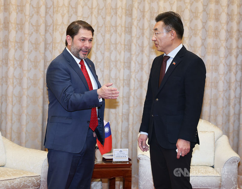 立法院副院長江啟臣（右）23日在立法院接見美國聯邦參議員加勒戈（Ruben Gallego，另譯：蓋耶哥）（左），兩人互動寒暄。中央社記者謝佳璋攝　115年1月23日