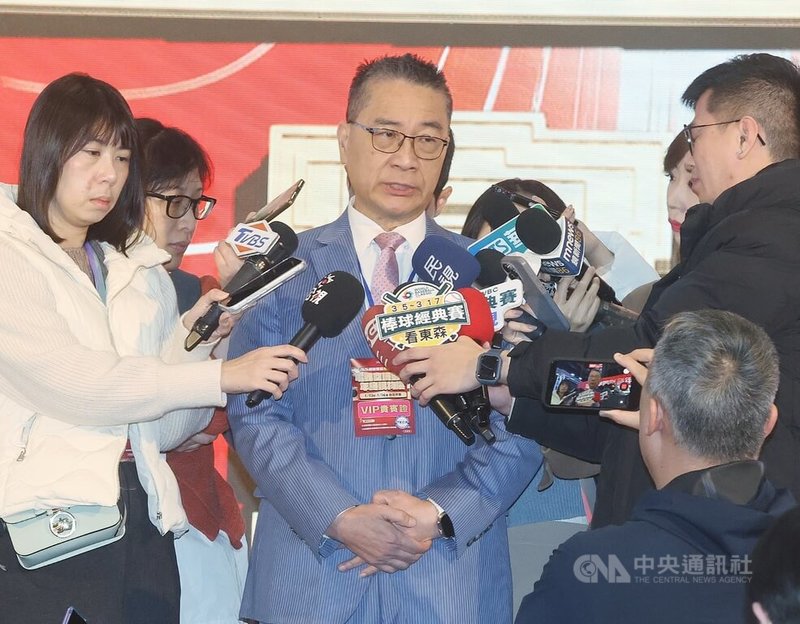 媒體報導，有民進黨中執委質疑，藍白介入黨內初選，且台南市民調出現高度不對稱現象。民進黨祕書長徐國勇（中）23日受訪時澄清，指初選民調公平、公開、公正，沒有任何問題。中央社記者郭日曉攝　115年1月23日