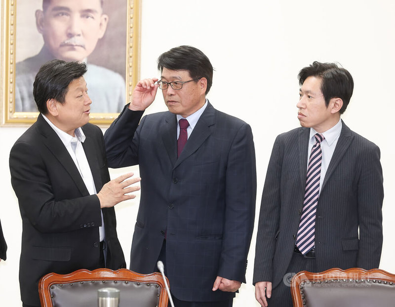 行政院秘書長張惇涵（右）23日下午率中選會主委被提名人游盈隆（中）等人拜會國民黨立法院黨團，與黨團總召傅崐萁（左）交換意見，爭取支持。中央社記者謝佳璋攝　115年1月23日