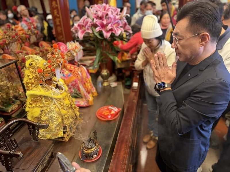 苗栗山邊媽祖首度前往台中展開贊境賜福之旅，立法院副院長江啟臣（前右）24日親自前往台中市萬和宮迎駕，虔誠參拜祈福。（江啟臣辦公室提供）中央社記者趙麗妍傳真　115年1月24日