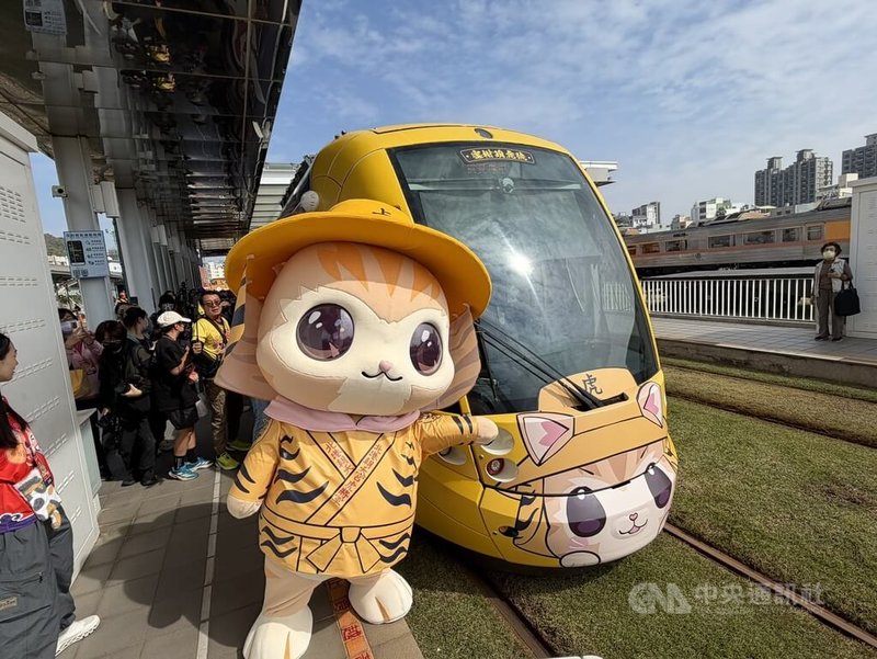 高雄捷運股份有限公司攜手北港朝天宮，在寒假及農曆春節期間，推出聯名彩繪列車「蜜柑站長萌虎平安號」，24日首航吸引大批民眾搭乘、拍照。中央社記者林巧璉攝　115年1月24日