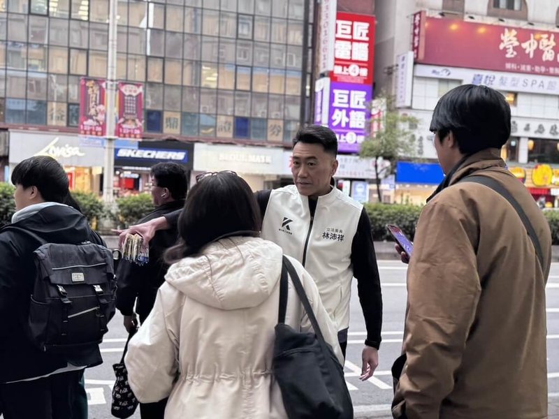 國民黨立委林沛祥表示，確實曾於轉運站內發放文宣遭勸離，他已虛心檢討並調整作法。現在他都是在台北路邊的各個站點關心通勤民眾，並無所謂長期駐點在轉運站。 （林沛祥辦公室提供） 中央社記者王承中傳真　115年1月24日