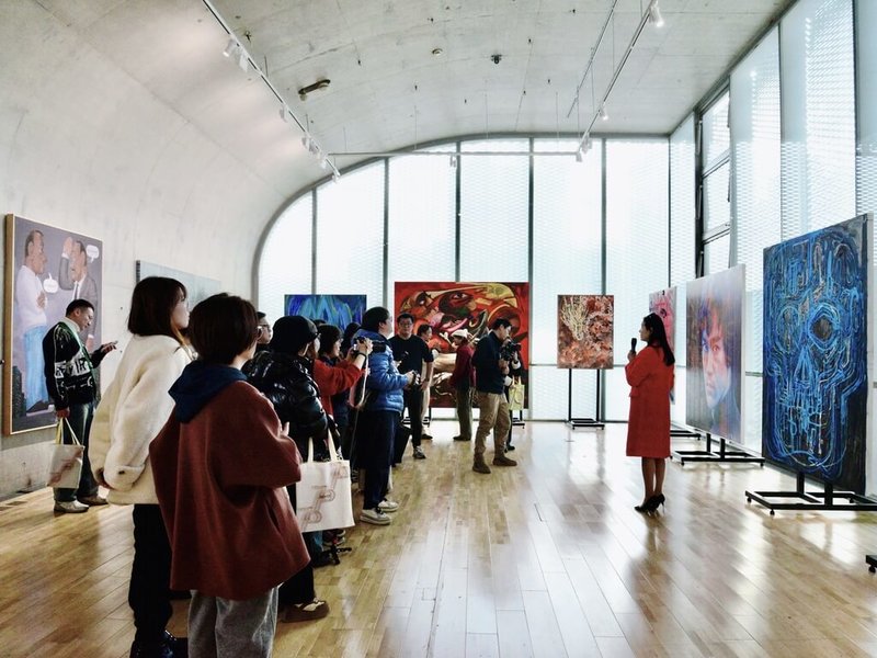 上海龍美術館2026年首個新展以「70」為題，展出1970年代出生的藝術家作品。來自台灣的蔣友柏創作「讓晚霞久一點」（照片正前方未被人擋者）也在列。（龍美術館提供）中央社記者張淑伶上海傳真　115年1月24日