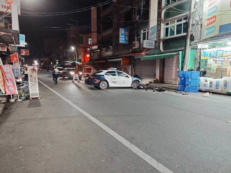 屏東縣內埔鄉街頭24日凌晨發生警匪追逐，通緝犯拒檢並衝撞警車，導致警車車頭毀損。（內埔警分局提供）中央社記者李卉婷傳真　115年1月24日