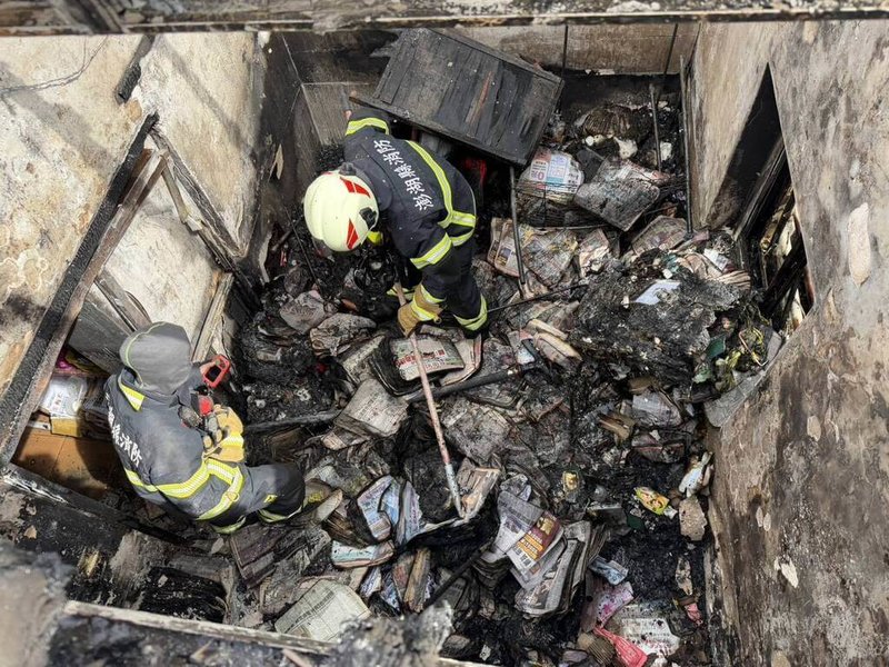 澎湖縣消防局24日上午11時5分接獲民眾報案，指西嶼鄉赤馬村110號後方冒出大量濃煙，疑似發生火警，立即派遣西嶼分隊前往搶救，火勢於近午時分撲滅。（澎湖縣消防局提供）中央社  115年1月24日