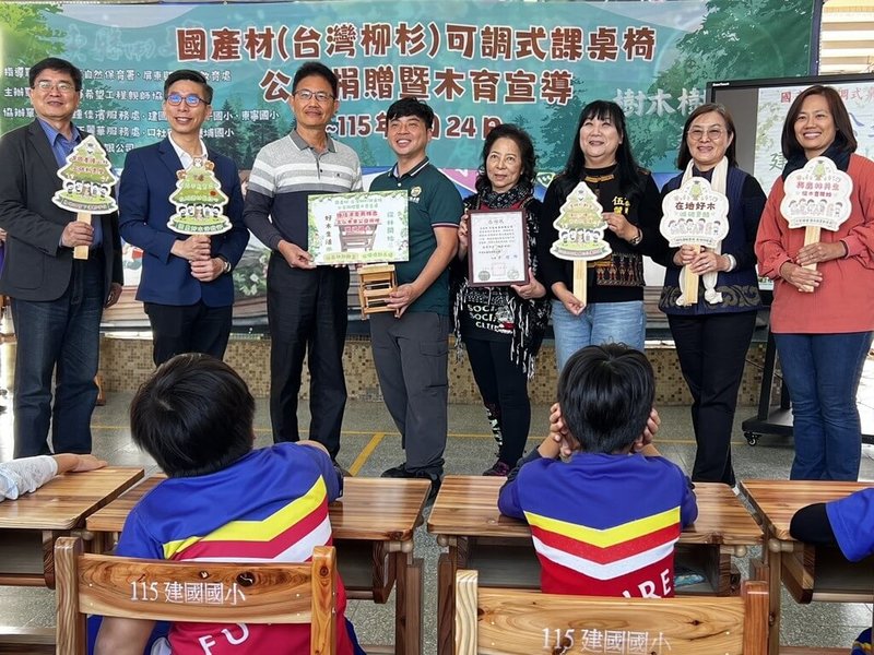 民進黨立委鍾佳濱（後左2）、伍麗華（後右3）媒合三弘木業捐贈135套以台灣柳杉製作的可調式課桌椅給屏東縣5所國小，課桌椅上有生產履歷，讓小朋友在教室就能連結到森林，幫助了解生態環境。（鍾佳濱服務處提供）中央社記者李卉婷傳真　115年1月24日