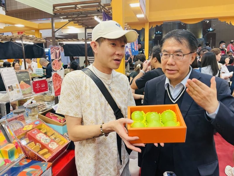 台南市長黃偉哲（前右）24日在新加坡高島屋百貨行銷台南特產蜜棗，黃偉哲說，此次第一線通路推廣，結合社群直播行銷新模式，讓消費者了解台南農產品質和特色，更深化品牌形象及拓展海外市場。（台南市政府提供）中央社記者張榮祥台南傳真　115年1月24日