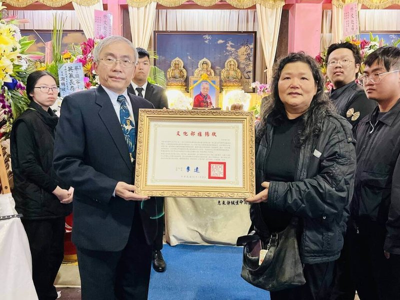 雲林縣傳統工藝「紙塑神像」保存者蔡爾容日前辭世，文化部文化資產局長陳濟民（前左）24日出席告別式，代表頒贈文化部旌揚狀，由蔡爾容遺孀卜雅菡（前右）代表受贈。（文化部提供）中央社記者邱祖胤傳真　115年1月24日