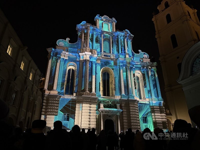 立陶宛一年一度的維爾紐斯燈光節23日登場，老城區化身為大型當代燈光藝術舞台。圖為德國藝術家將色彩繽紛的影像，投射於擁有超過600年歷史的聖約翰教堂立面。中央社記者游堯茹維爾紐斯攝　115年1月24日