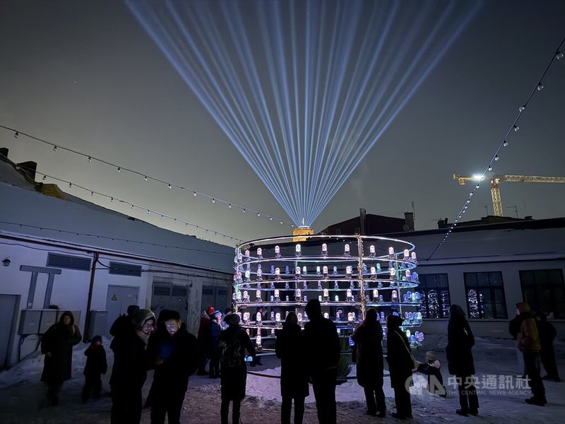 維爾紐斯燈光節每年於1月底舉行，已成為立陶宛獨具特色的冬季文化傳統。昨天維爾紐斯氣溫降至攝氏零下10度，仍有不少民眾前來賞燈。中央社記者游堯茹維爾紐斯攝　115年1月24日