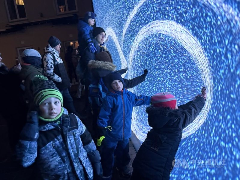 來自加拿大的作品運用懸掛式大型可伸縮螢幕，結合背投影與觸控技術，邀請民眾透過觸碰引發即時的視覺與聽覺變化，特別受到孩童喜愛。中央社記者游堯茹維爾紐斯攝　115年1月24日