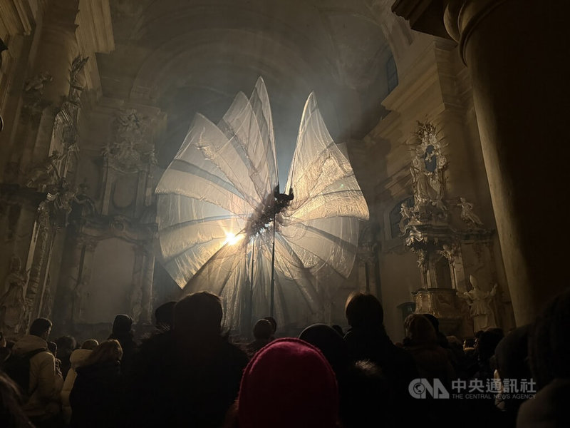 荷蘭燈光藝術家阿克特所創作的視聽裝置作品「千聲之鳥」，結合光影、聲音、機械動態與神話意象，是今年燈光節亮點。中央社記者游堯茹維爾紐斯攝　115年1月24日