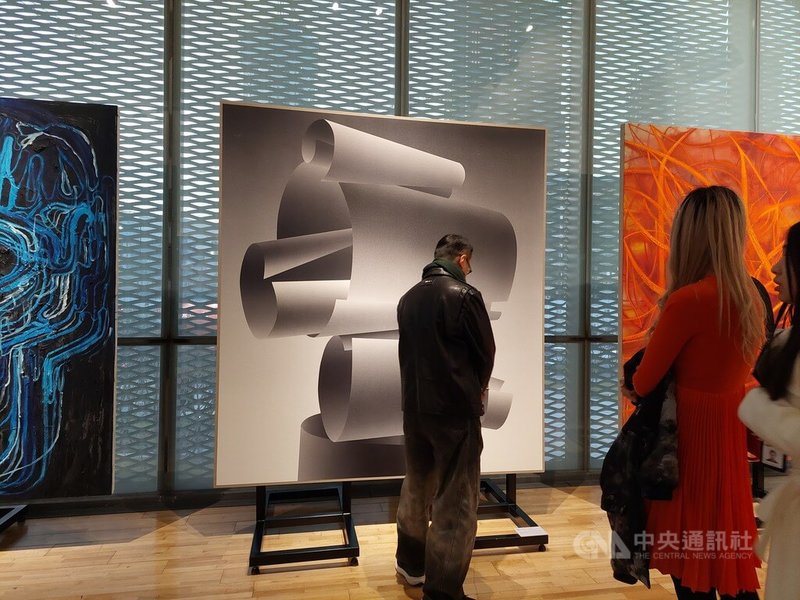 上海龍美術館2026年首個新展以「70」為題，展出1970年代出生的藝術家近100幅作品。其中，來自台灣的有賴九岑、周育正、蔣友柏、時永駿等人的作品。圖中間為周育正的作品「摺紙#27」。照片攝於23日。中央社記者張淑伶上海攝　115年1月24日