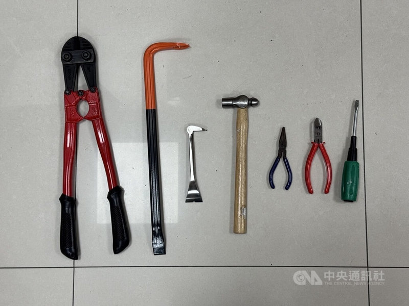 48歲詹姓男子近日闖入台北市大安區某間診所行竊，財損約新台幣22萬元，隨後躲至基隆某間旅社，仍被警方循線逮捕，圖為贓證物。（翻攝照片）中央社記者黃麗芸傳真　115年1月24日