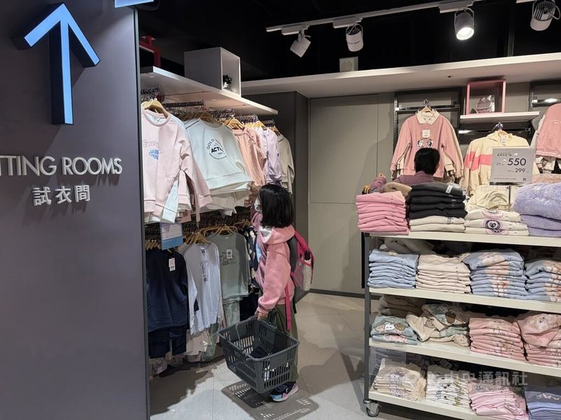 台灣服飾品牌NET延續多年愛心，為台北家扶中心弱勢家庭提供新台幣80萬元提貨金，24日封館讓兒少挑選新衣，兒少開心在衣架前挑選自己想購買的衣服。中央社記者吳欣紜攝　115年1月24日