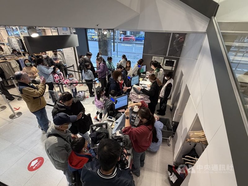 台灣服飾品牌NET為弱勢家庭「雪中送炭」，捐贈新台幣80萬元購衣提貨券給台北家扶的兒少，24日特別在開門營業前1小時開放給弱勢家庭挑選新衣，店員也提前上工為弱勢兒少提供服務。中央社記者吳欣紜攝　115年1月24日