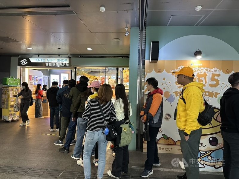 高雄捷運股份有限公司24日在捷運美麗島站辦「蜜柑站長萌虎平安號」彩繪列車首航記者會,不少粉絲一早就到美麗島站商品館排隊買限量周邊商品。中央社記者林巧璉攝 115年1月24日