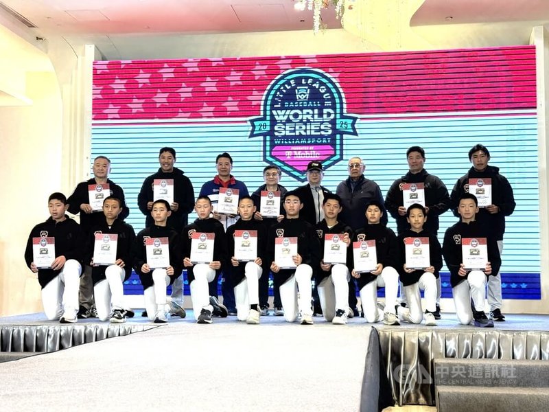 台灣世界少棒聯盟（TLLB）24日在台北舉行年度餐會，邀請2025年勇奪威廉波特少棒世界冠軍的東園國小棒球隊出席。中央社記者謝靜雯攝　115年1月24日