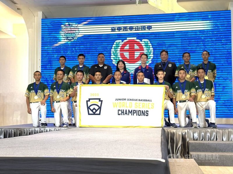 台灣世界少棒聯盟（TLLB）24日中午在台北舉行年度餐會，邀請2025年勇奪LLB世界次青少棒冠軍的台中市中山國中代表團隊到場參與。中央社記者謝靜雯攝　115年1月24日