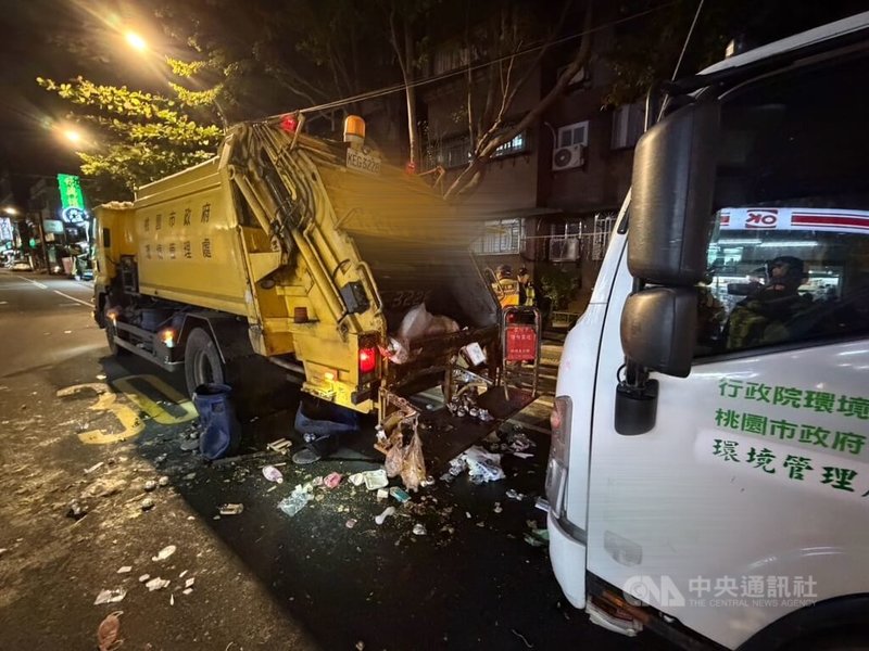 桃園市資源回收車吳姓駕駛23日晚間疑因突發昏迷，導致車輛失控撞上正在倒垃圾的民眾，造成一名78歲婦人死亡、6人受傷。（翻攝照片）中央社記者葉臻傳真　115年1月24日