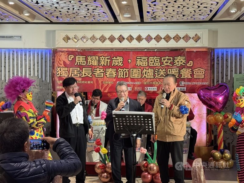 農曆春節腳步近，天主教失智老人基金會一年一度的「萬華獨居長者春節圍爐關懷活動」24日下午登場，透過備糧袋與陪伴，讓長者感受到自己未被遺忘。中央社記者沈佩瑤攝　115年1月24日