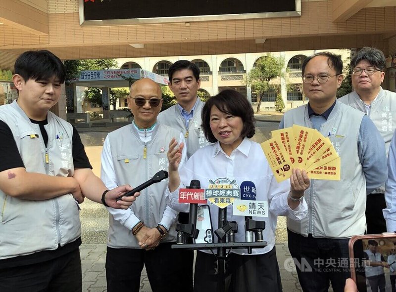 嘉義市政府24日起、一連2天加碼普發每名市民新台幣6000元現金，及65歲以上長輩每人1000元春節禮金；市長黃敏惠（前右2）受訪表示，市府預估這次發放現金可創造約30億元的商機。中央社記者黃國芳攝　115年1月24日