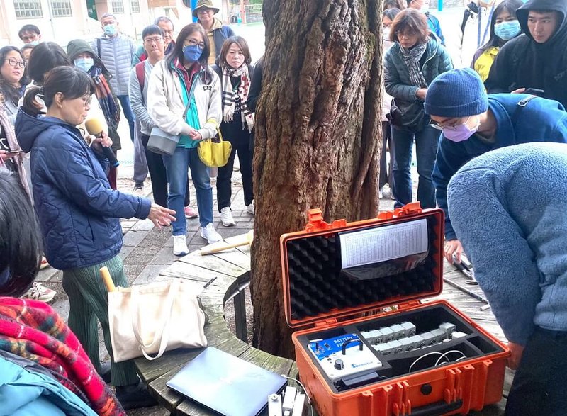 為防範校園樹木遭到褐根病危,新北市政府教育局在蘆洲區蘆洲國民小學辦研習,深化專業檢測技術。圖為樹木應力波檢測,精準掌握病徵判讀與處理原則。(教育局提供)中央社記者黃旭昇新北傳真 115年1月24日