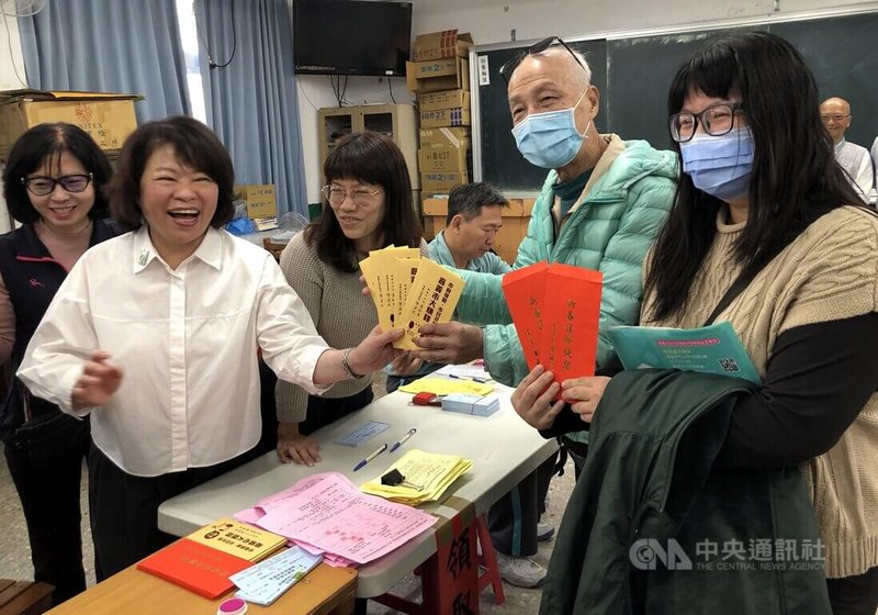 嘉義市政府24日起、一連2天加碼普發每名市民新台幣6000元現金，及65歲以上長輩每人1000元春節禮金；市長黃敏惠（前左）巡視發放所，鼓勵民眾在地消費，振興經濟。中央社記者黃國芳攝　115年1月24日