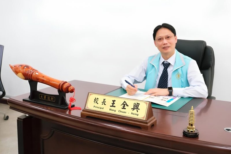 台南市立人國小校長王全興（圖）推動遊戲式教學，帶領教師團隊用AI（人工智慧）玩撲克牌，結合AR（擴增實境）探訪社區古蹟，成功勾起孩子的好奇心，獲選為最新一期教育家人物典範。（教育部提供）中央社記者陳至中台北傳真　115年1月24日