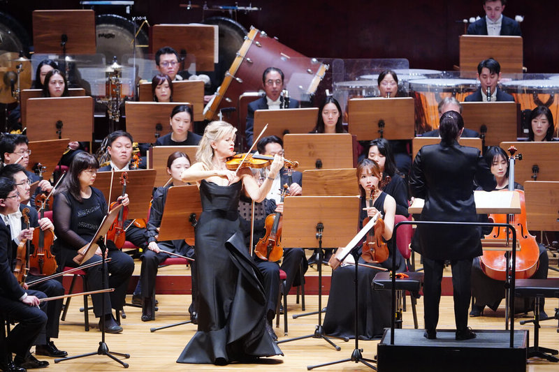 小提琴天后慕特（Anne-Sophie Mutter）（前）23日在台北國家音樂廳展開從藝50年全球巡演首站演出，精湛弓法與指法讓全場屏息。（牛耳提供）中央社記者趙靜瑜傳真  115年1月24日